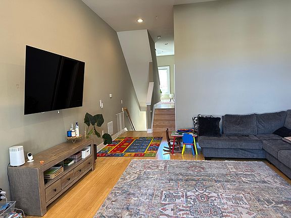 5th image of 813 Montrose St #813