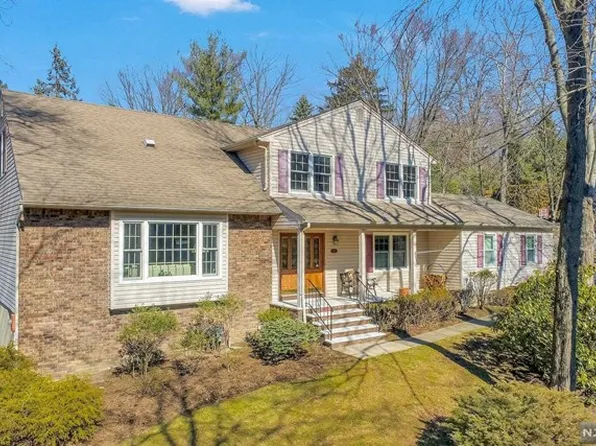 860 Teller Ln, River Vale, NJ 07675