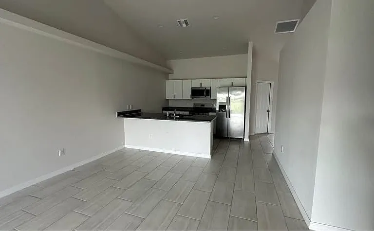 606 SE 8th St #606 — Photo 31