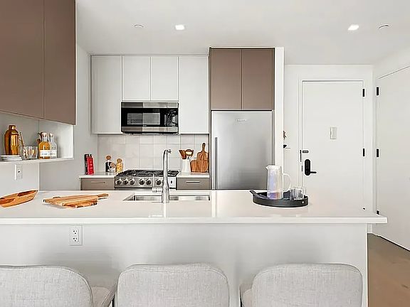 4th image of 92-27 160th St #407