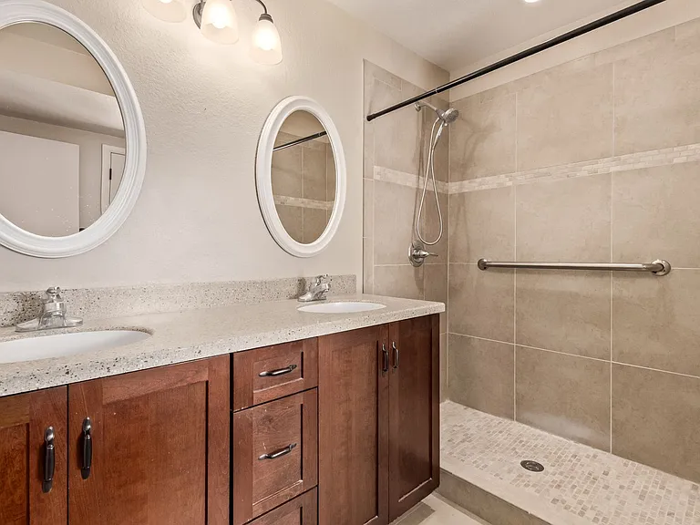 2637 E Sierra St — Photo 21