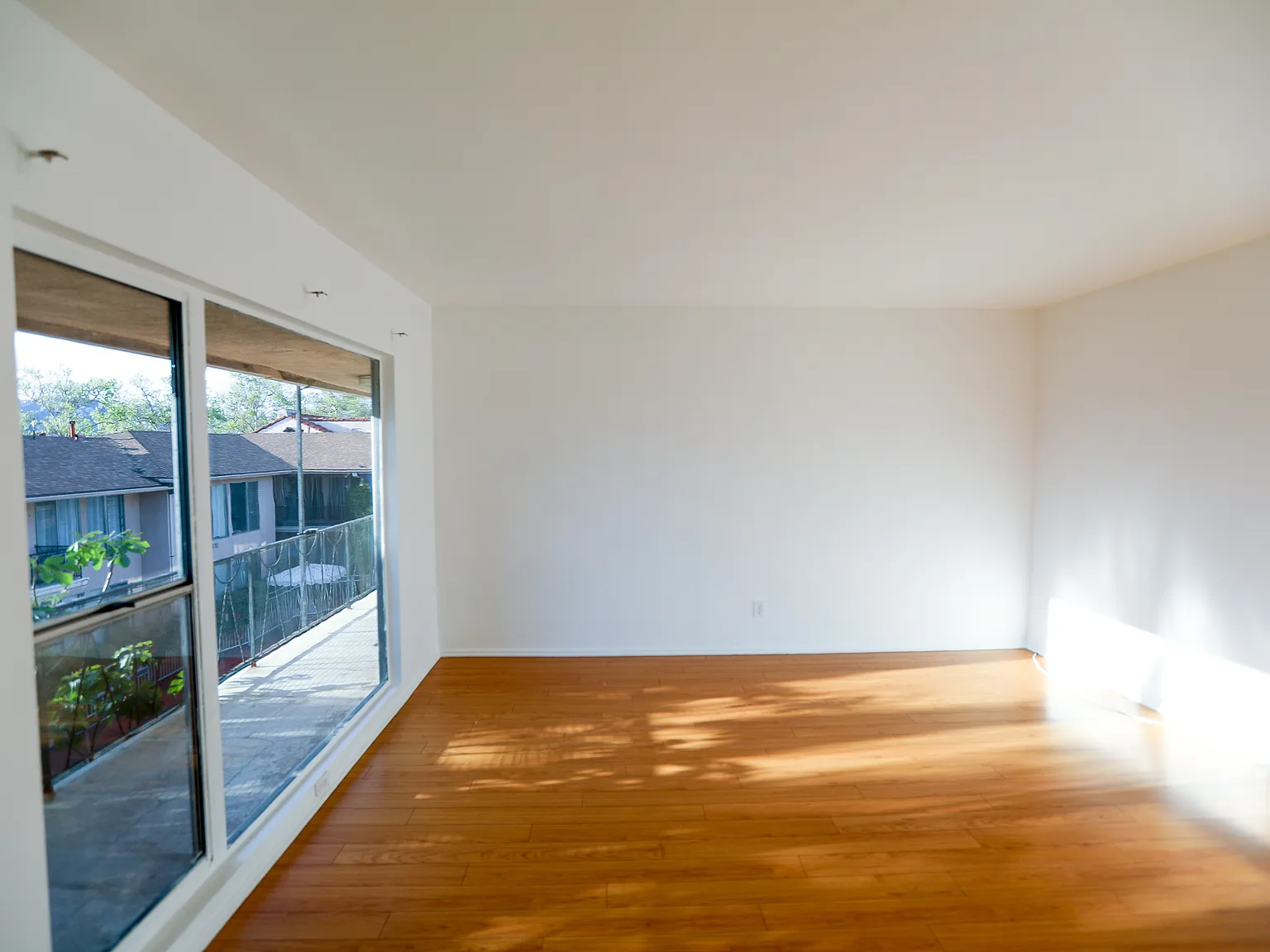 262 1/2 S Sycamore Ave — Photo 4