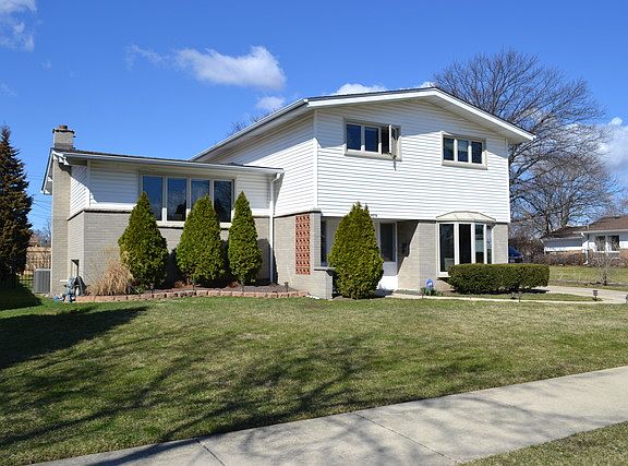 2nd image of 9210 N Ozark Ave