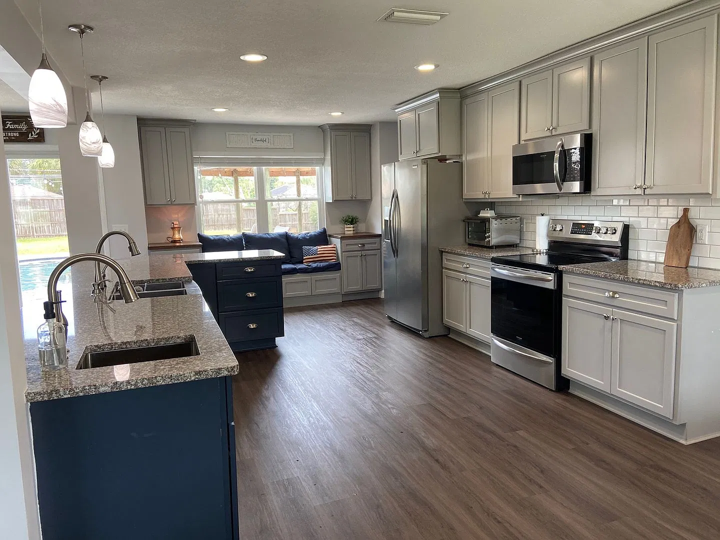 Expansive Waterfront 3bed/2ba Entertainer's Dream In Lynn Haven! *Special: 1/2 Off 1st Month For ... — Photo 3