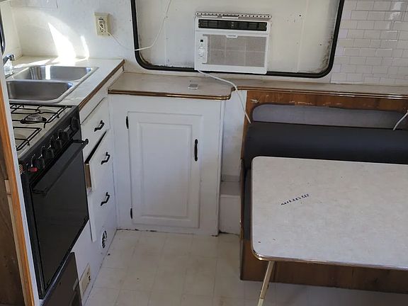 4th image of 631 W Hill St #9