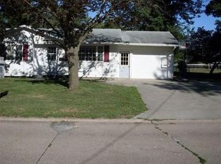 1406 Country Club Dr, Pella, IA 50219