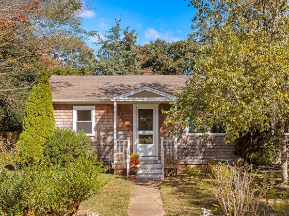 9 Webaqua Rd, Oak Bluffs, MA 02557