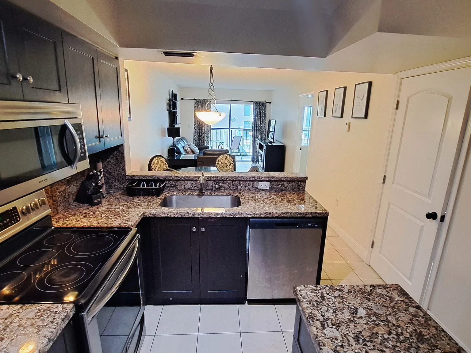 2 bed, 950 sqft, $2,300 — Photo 2