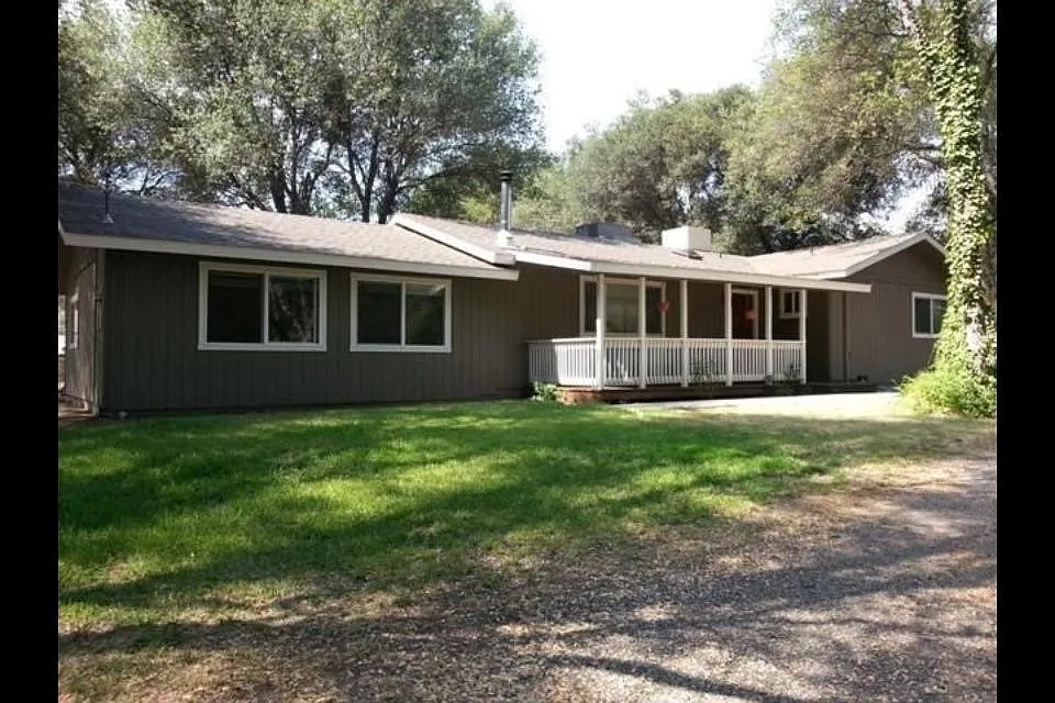 47266 Oneida Ave photo 1
