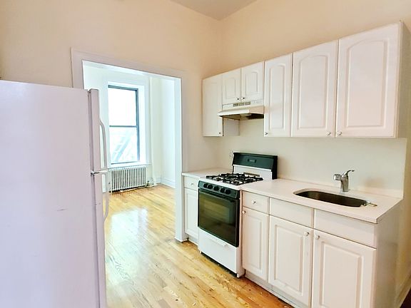 2nd image of 411 E 6th St APT 2A