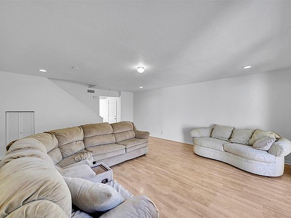 5th image of 225 SE 11th Avenue #225