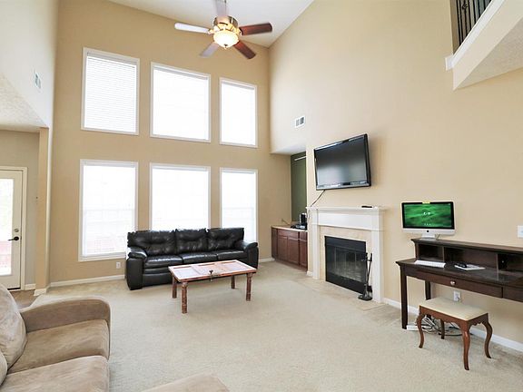 3rd image of 916 Serviceberry Dr