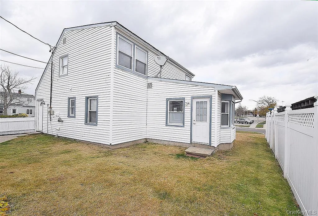Building Photo - Parkside Dr N