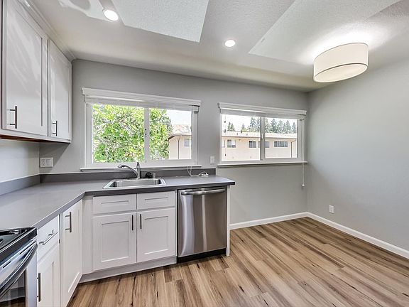 3rd image of 300 Franciscan Ct APT 17