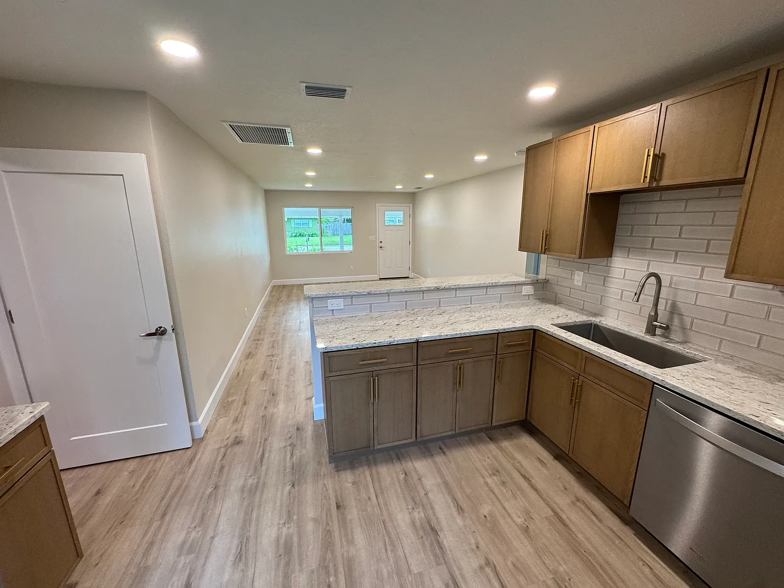 2 bed, 946 sqft, $2,500 — Photo 3
