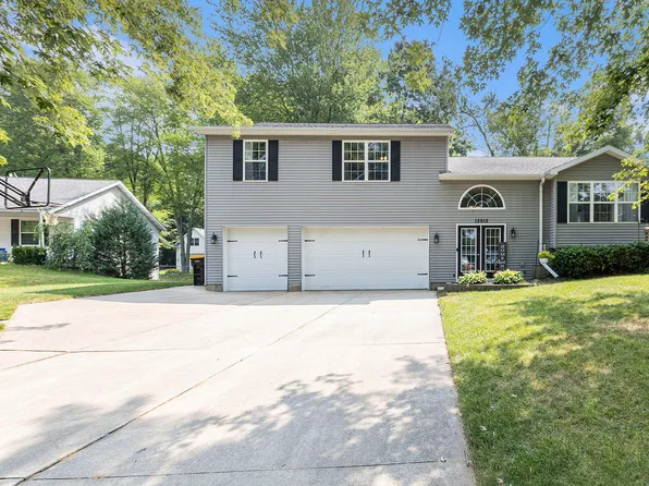12912 Valley Dr, Wayland, MI 49348