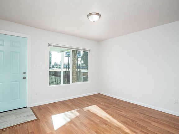 5th image of 3117 E Thomas Ave