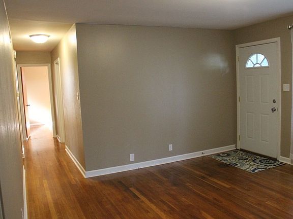 4th image of 2402 N Auburn St