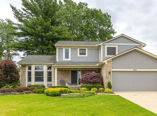1918 Grasmere Ln, Wixom, MI 48393