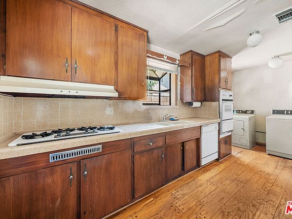5th image of 22255 Wyandotte St