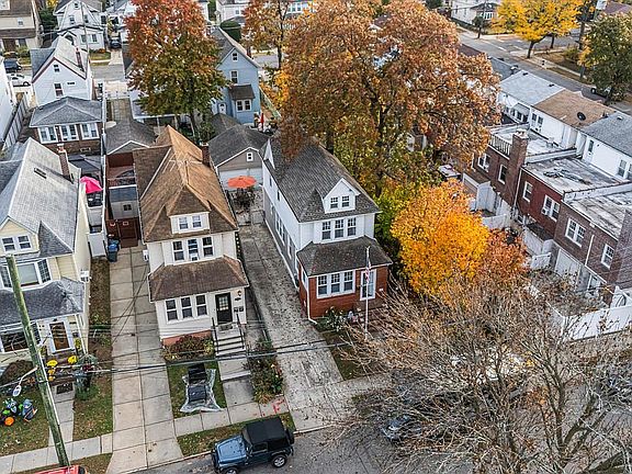 4th image of 23712 Davenport Ave