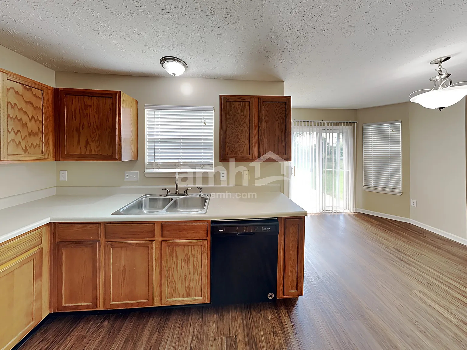 4 bed, 2.5 bath, 2160 sqft, $2,270 — Photo 4