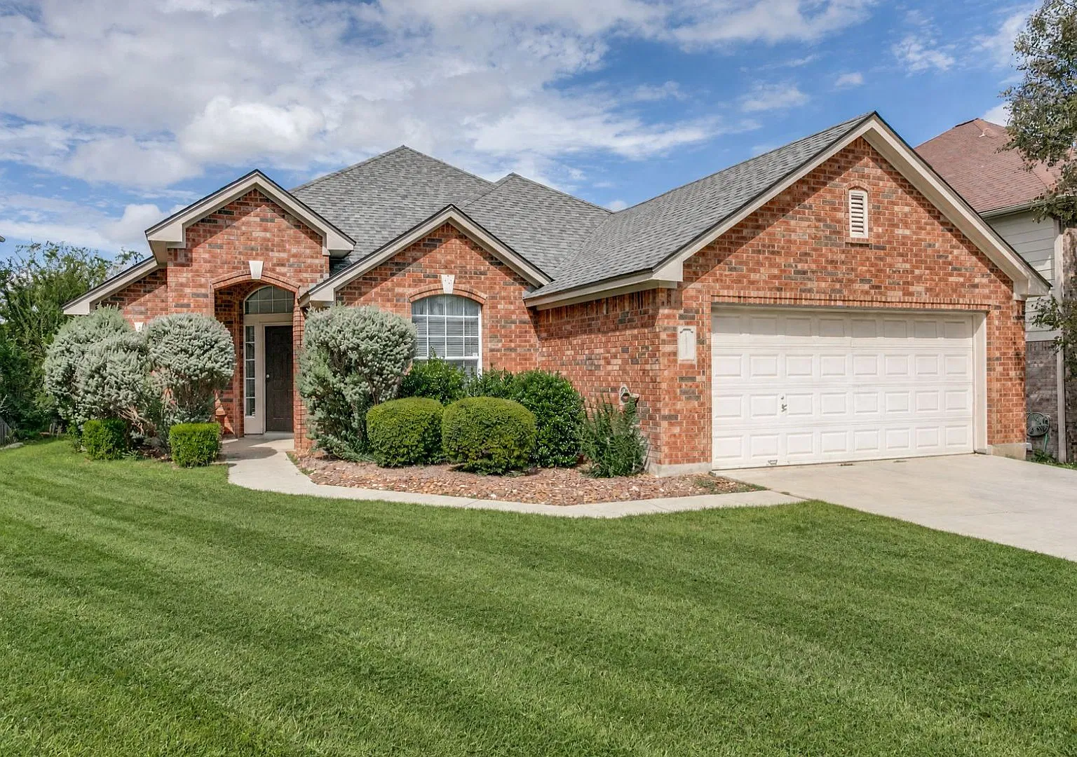 Single Story in Stone Oak! — Photo 2