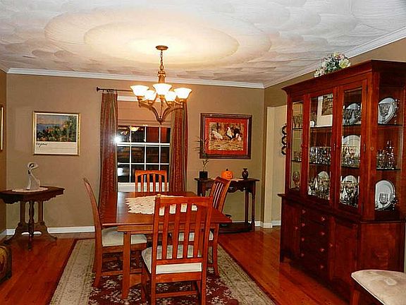 3rd image of 211 Primrose Dr