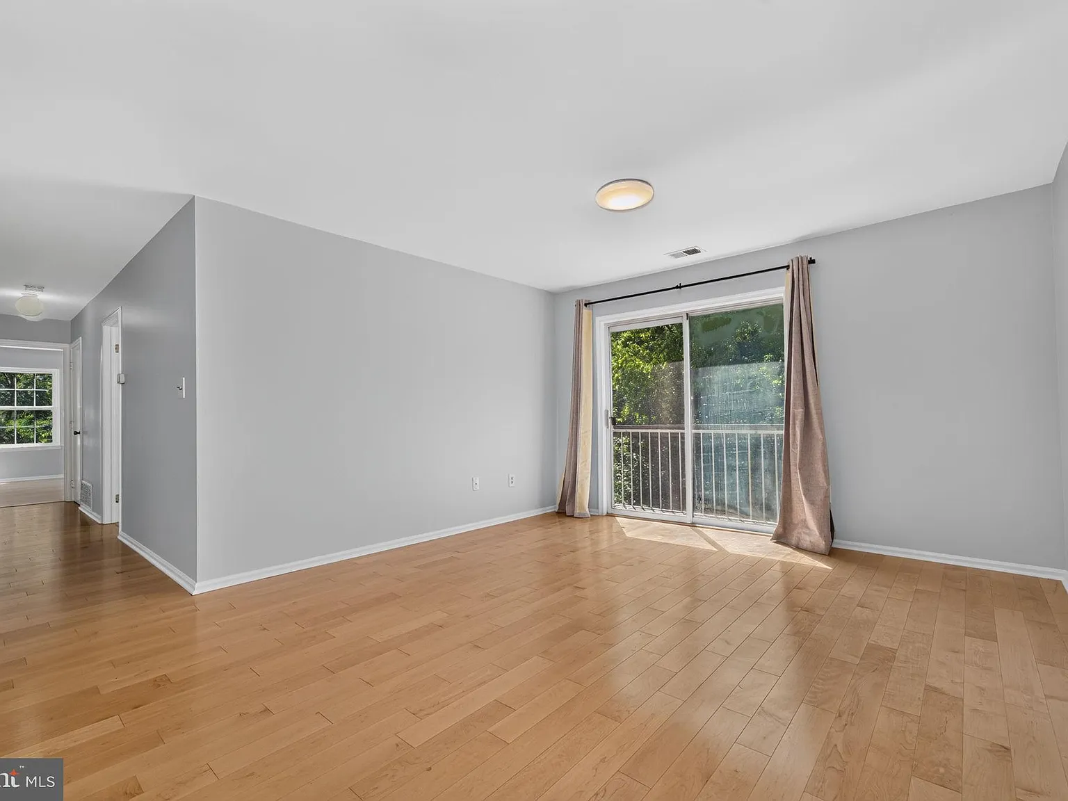 2 bed, 1096 sqft, $2,395 — Photo 4