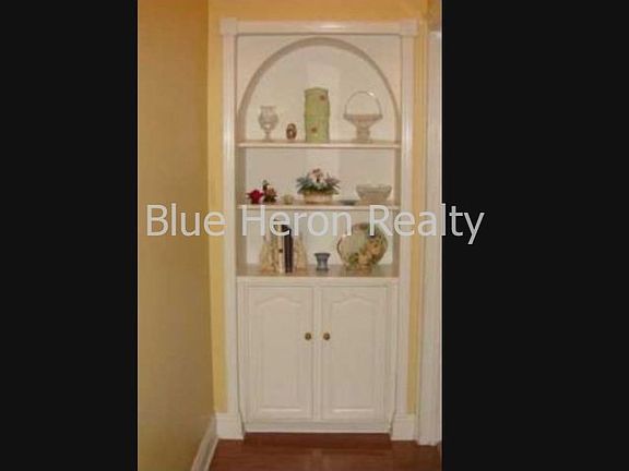 accent entry hall to Master