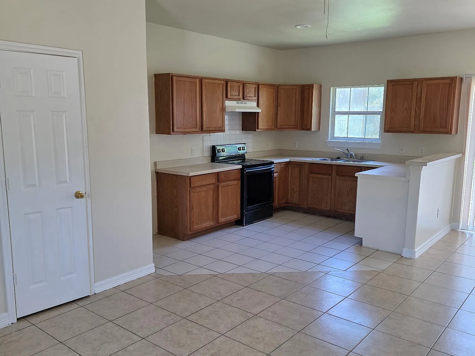 3 bed, 2.5 bath, 1382 sqft, $1,600 — Photo 2