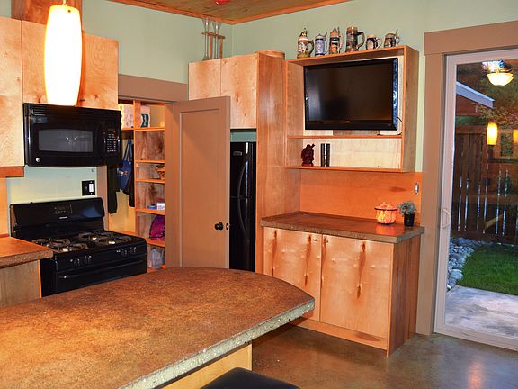 2nd image of 805 Edgefield Ln