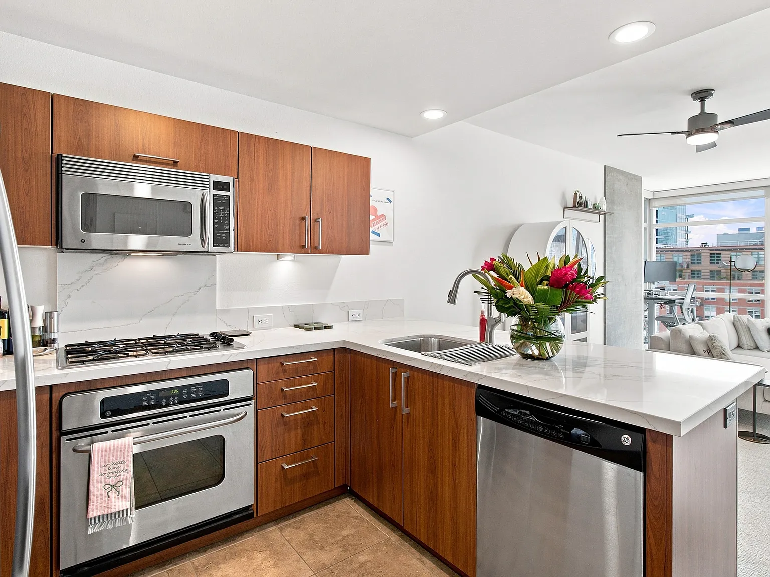 1 bed, 875 sqft, $3,950 — Photo 3