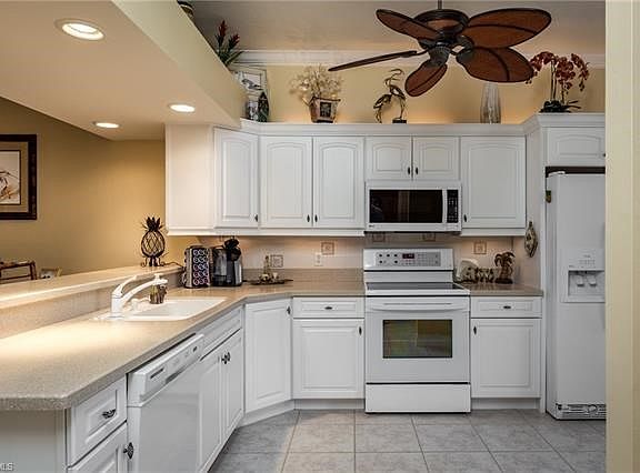 Large Spacious kitchen with lots of counter space