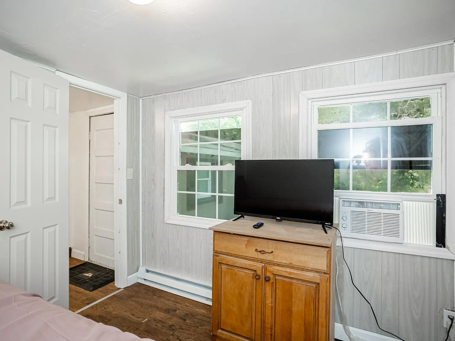 4 bed, 2.0 bath, 2235 sqft, $797 — Photo 2