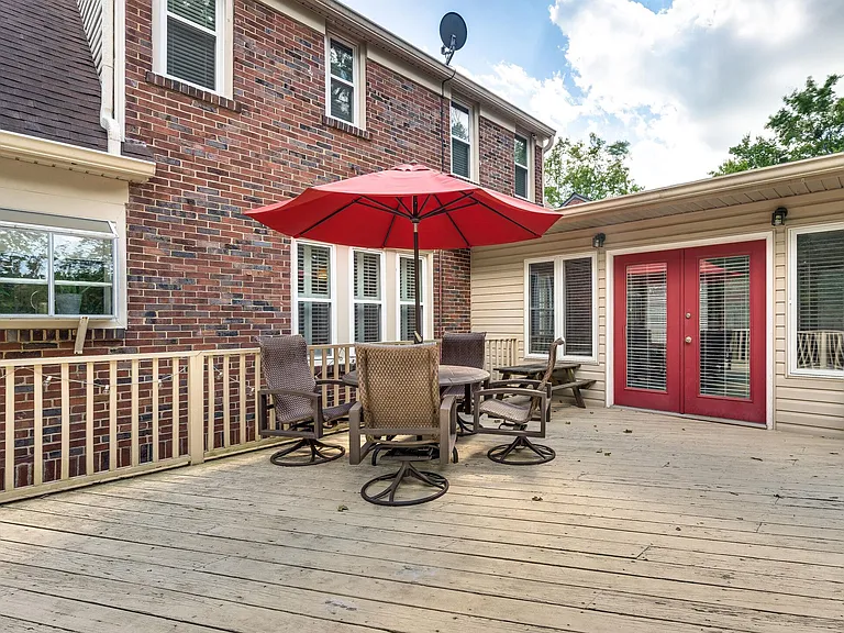 1114 Woodvale Dr — Photo 24