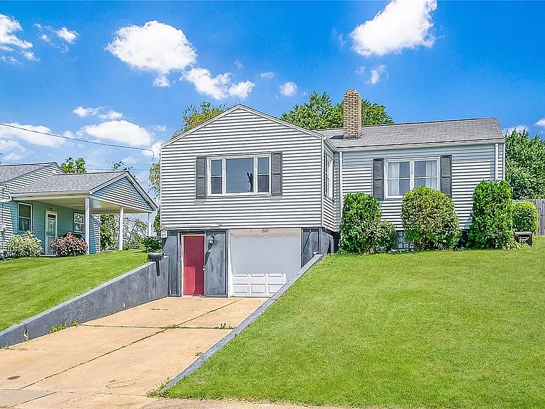2111 Lynwood Dr — Photo 1