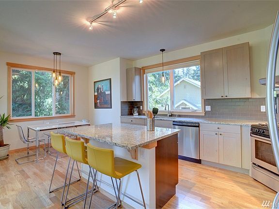 Eat in kitchen & dining area 