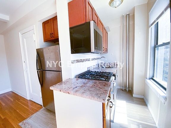 3rd image of 301 E 38th St APT 14B
