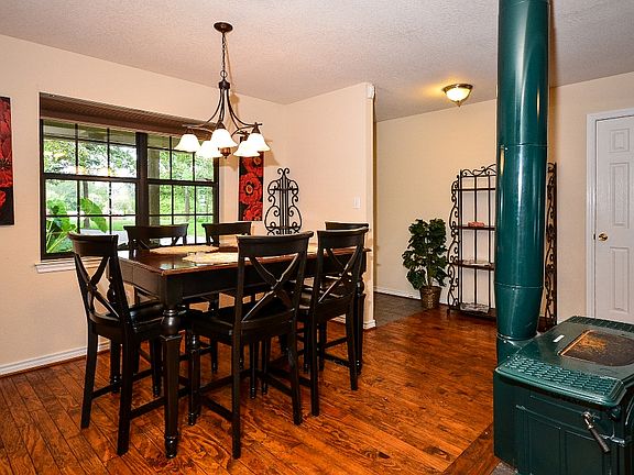5th image of 403 Hidden Oaks Ln