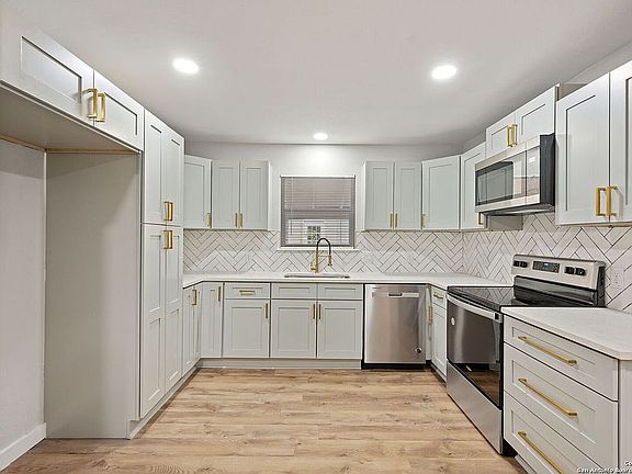 4th image of 122 Hollyberry Ln #B