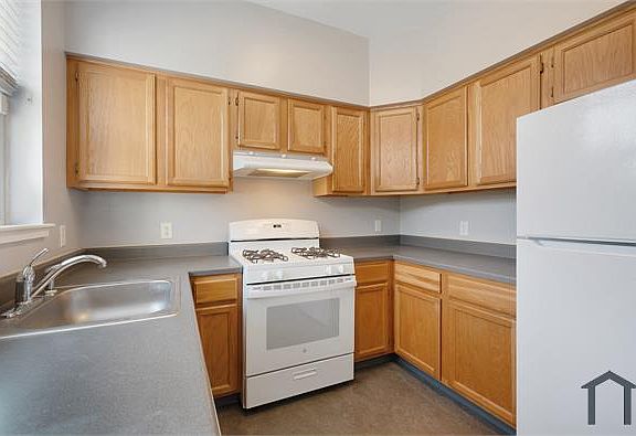 5th image of 1710 Calumet Ave