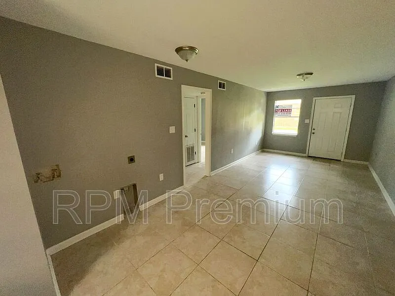 2 bed, 1.0 bath, 700 sqft, $825 — Photo 2