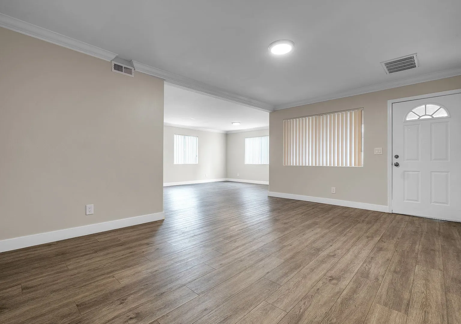 Spacious 3 Bed / 2 Bath apartment with parking & in-unit laundry! — Photo 2