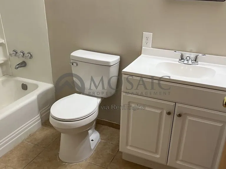921 W 19th St — Photo 16