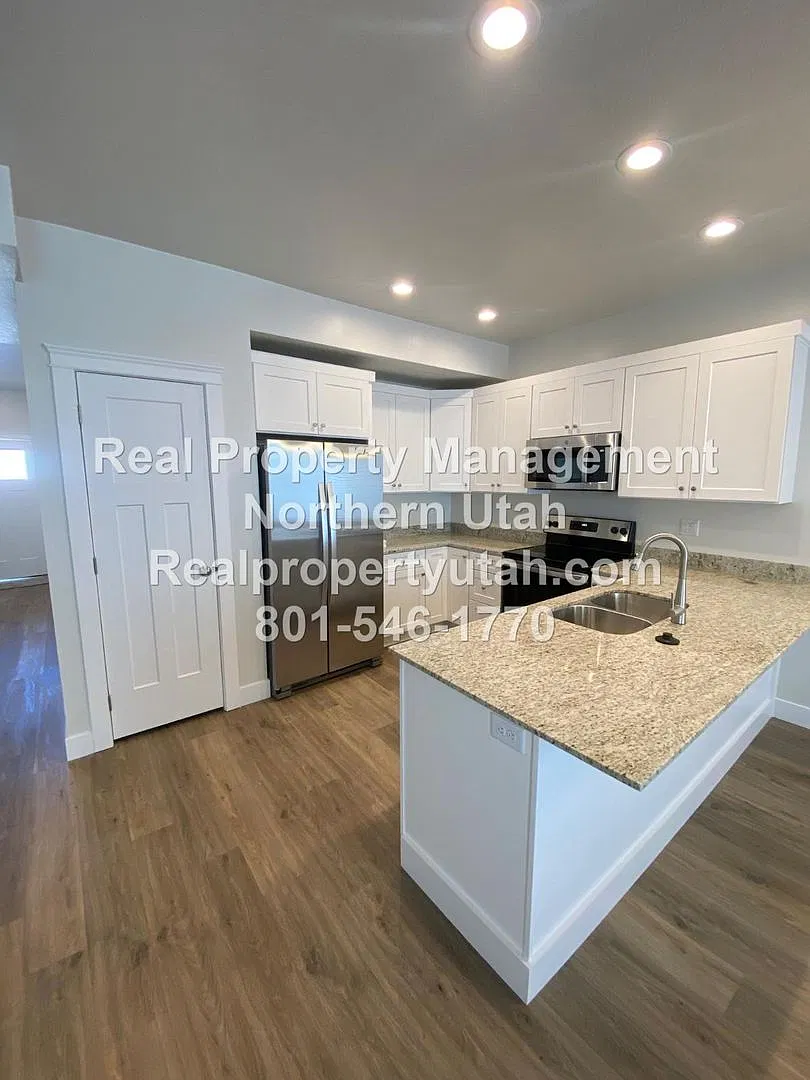 Gorgeous 3 Bedroom Townhome in Morgan! — Photo 2