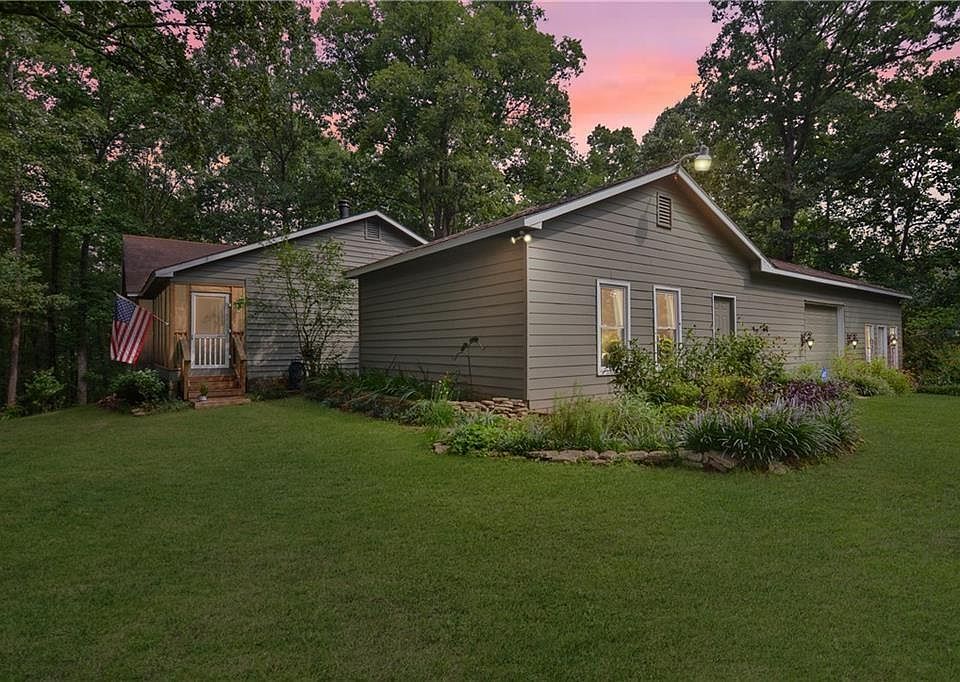 1st image of 585 Lee Dr