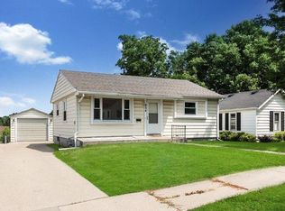 834 Monroe Dr, Freeport, IL 61032