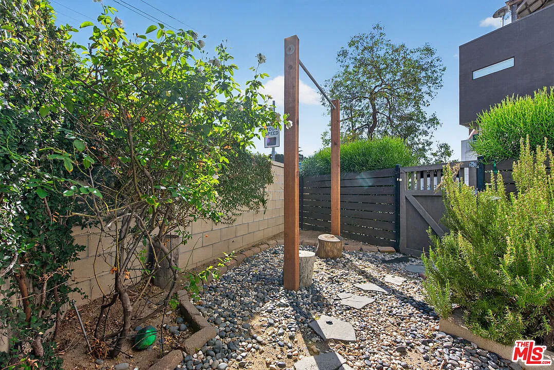 3 bed, 3.0 bath, 1407 sqft, $4,850 — Photo 2