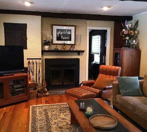 2nd image of 29 Hewlett Ln